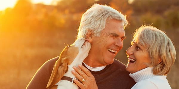 Couple heureux avec un chien