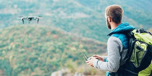 Pilote de drone en montagne