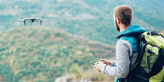 Pilota di drone in montagna Pilota di drone in montagna