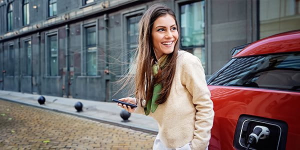 Femme à la station de recharge