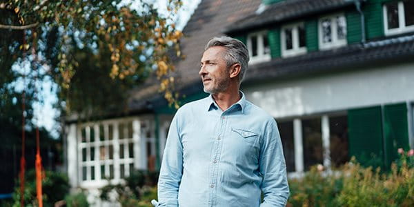 Homme dans le jardin de sa maison