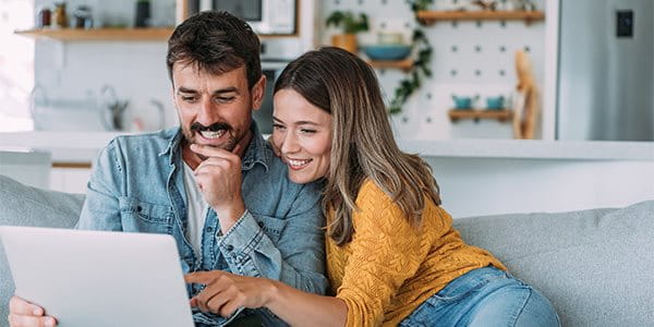 Couple faisant une planification financière