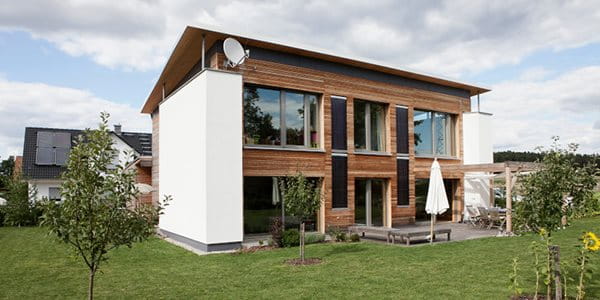 Immeuble moderne avec pelouse verte