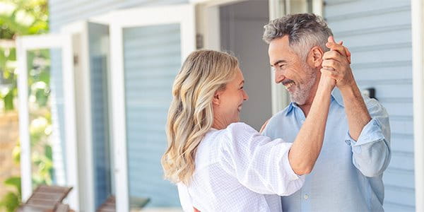 Couple dansant sur le porche