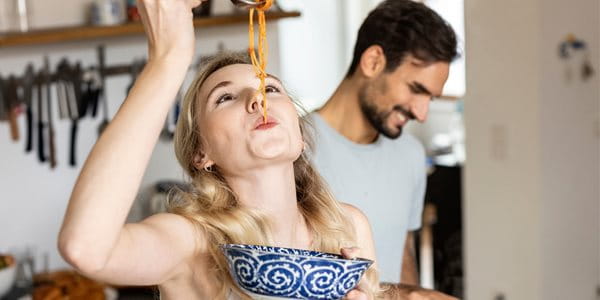 Couple en train de cuisiner dans la cuisine