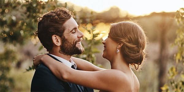 Les plus beaux moments de la vie - un couple de mariés dans la nature