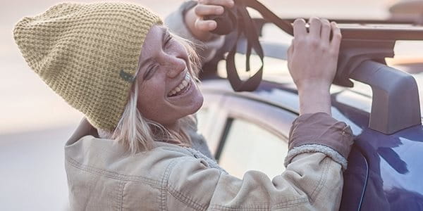 Jeune femme avec une voiture