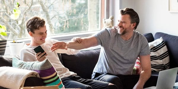 Un couple avec un chien dans un appartement en location