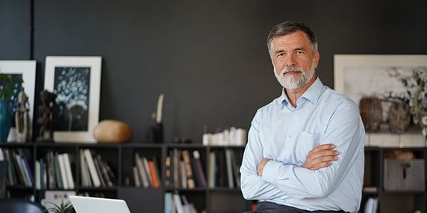 Homme dans un bureau, bras croisés
