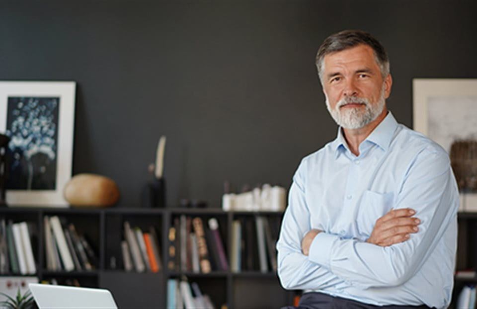 Homme dans un bureau, bras croisés Homme dans un bureau, bras croisés
