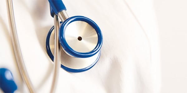 Un père et son fils rient.