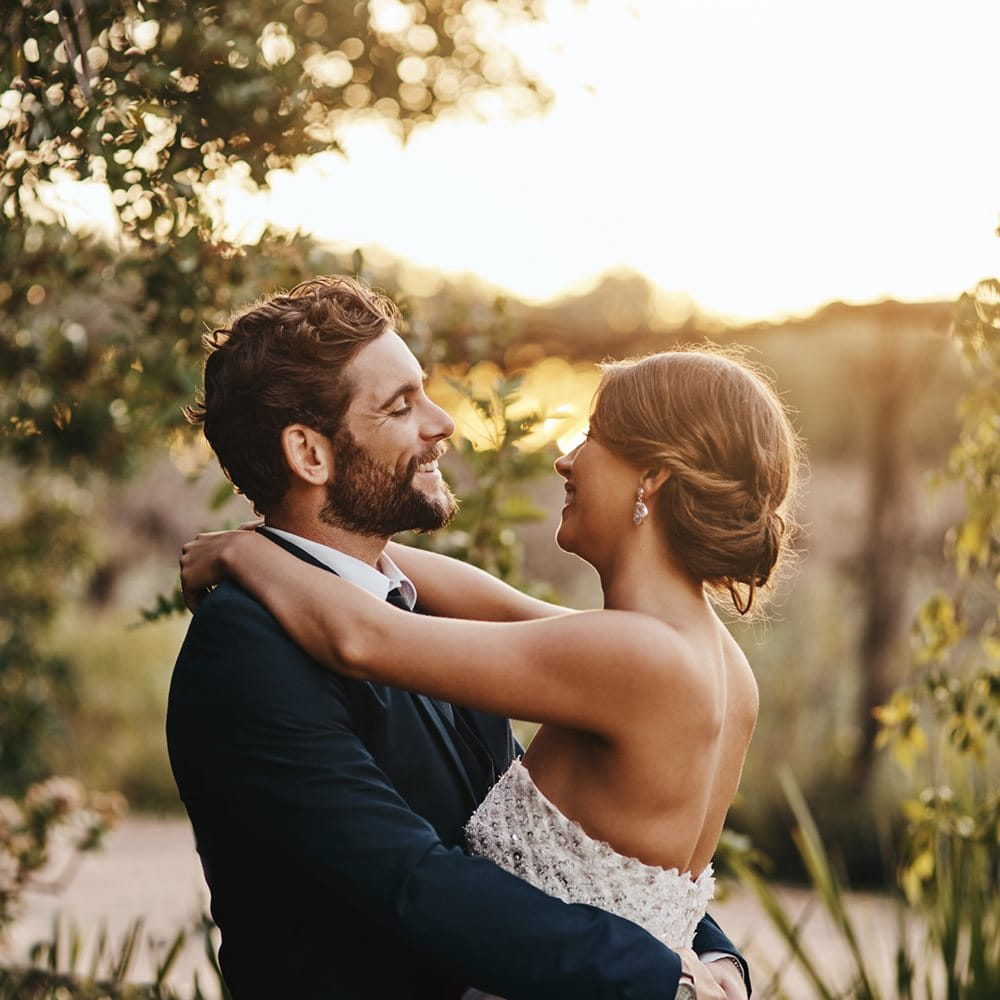 Die schönsten Momente im Leben - ein Hochzeitspaar in der Natur