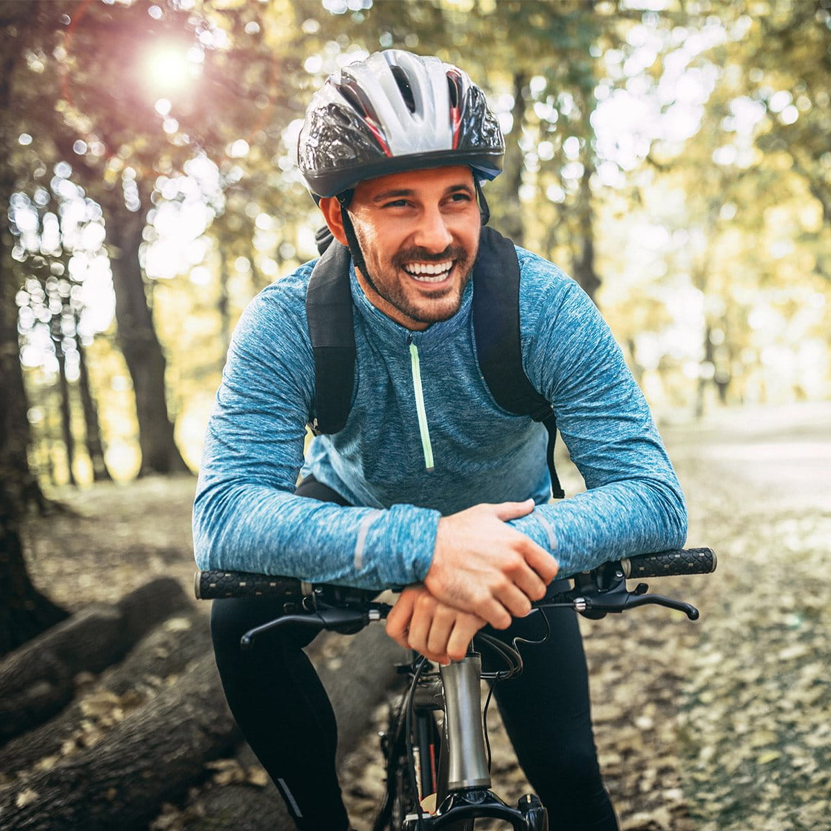 Junger Biker im Wald