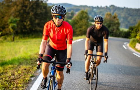Zwei Renn-Velofahrer fahren den Berg hoch Zwei Renn-Velofahrer fahren den Berg hoch