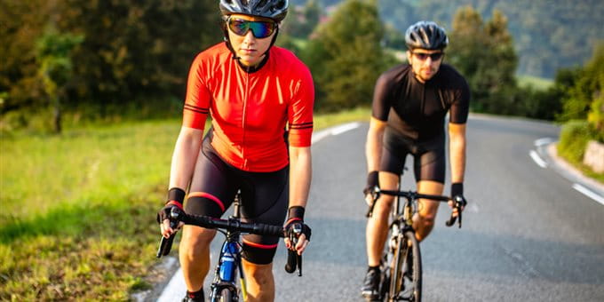 Zwei Renn-Velofahrer fahren den Berg hoch Zwei Renn-Velofahrer fahren den Berg hoch