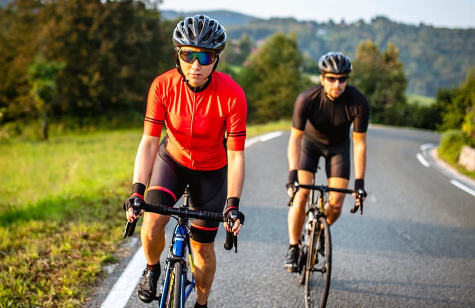Deux cyclistes de compétition gravissent la montagne Deux cyclistes de compétition gravissent la montagne
