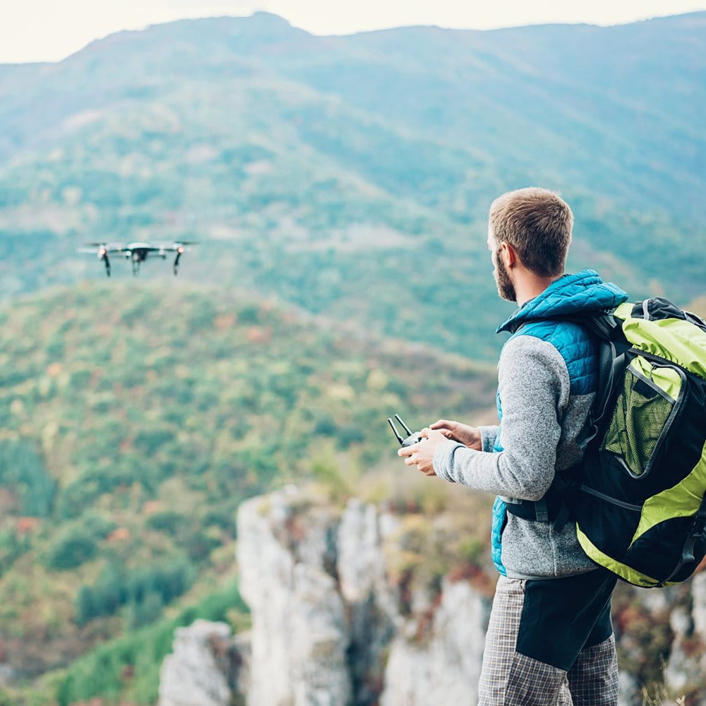Pilote de drone en montagne