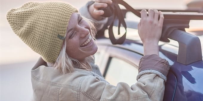 Junge Frau mit einem Auto Junge Frau mit einem Auto