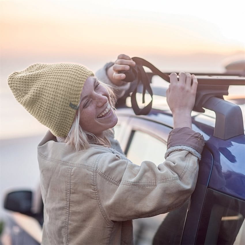 Jeune femme avec une voiture Jeune femme avec une voiture