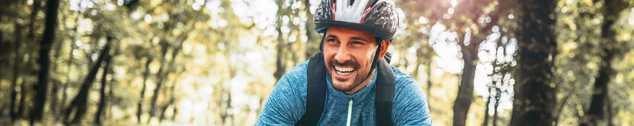 Junger Biker im Wald