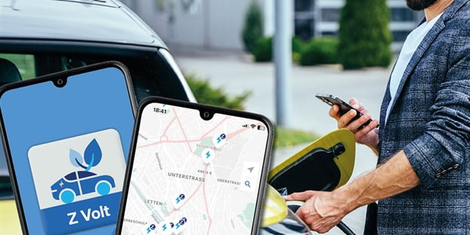 Ein Mann schaut während dem Laden an einer Auto-Lade-Station die App «Zurich Z Volt; Auto aufladen» an. Ein Mann schaut während dem Laden an einer Auto-Lade-Station die App «Zurich Z Volt; Auto aufladen» an.