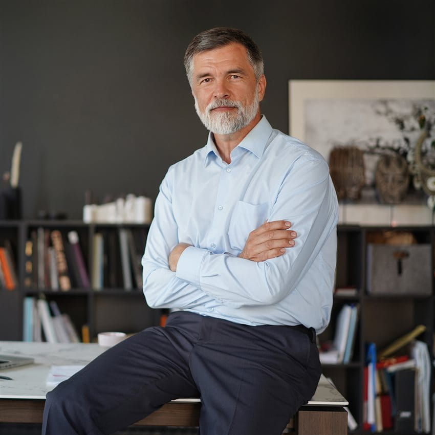 Homme dans un bureau, bras croisés Homme dans un bureau, bras croisés