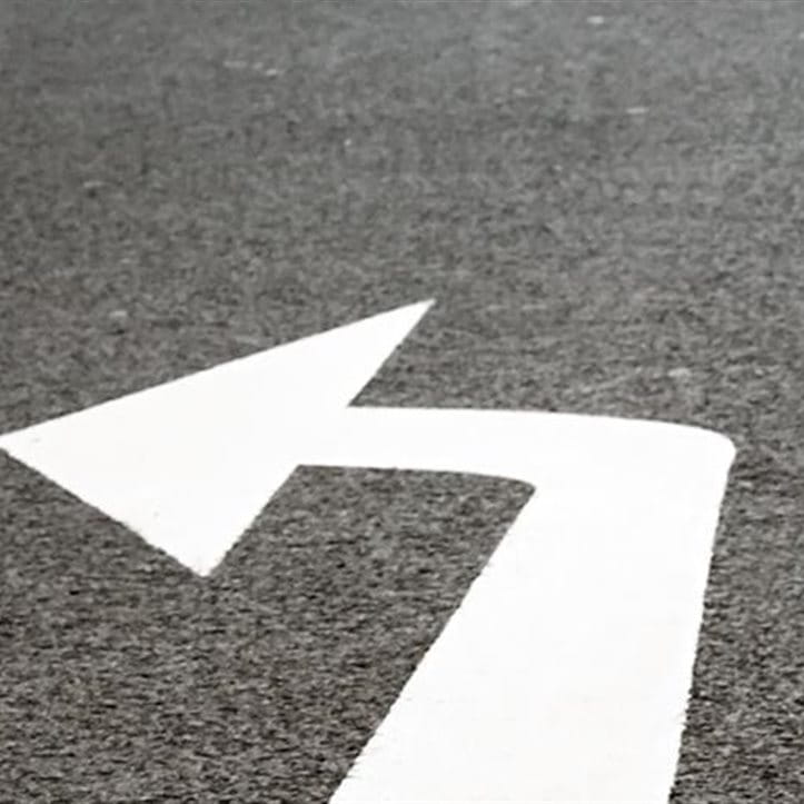 Zwei Richtungspfeile auf einer Strasse. Zwei Richtungspfeile auf einer Strasse.