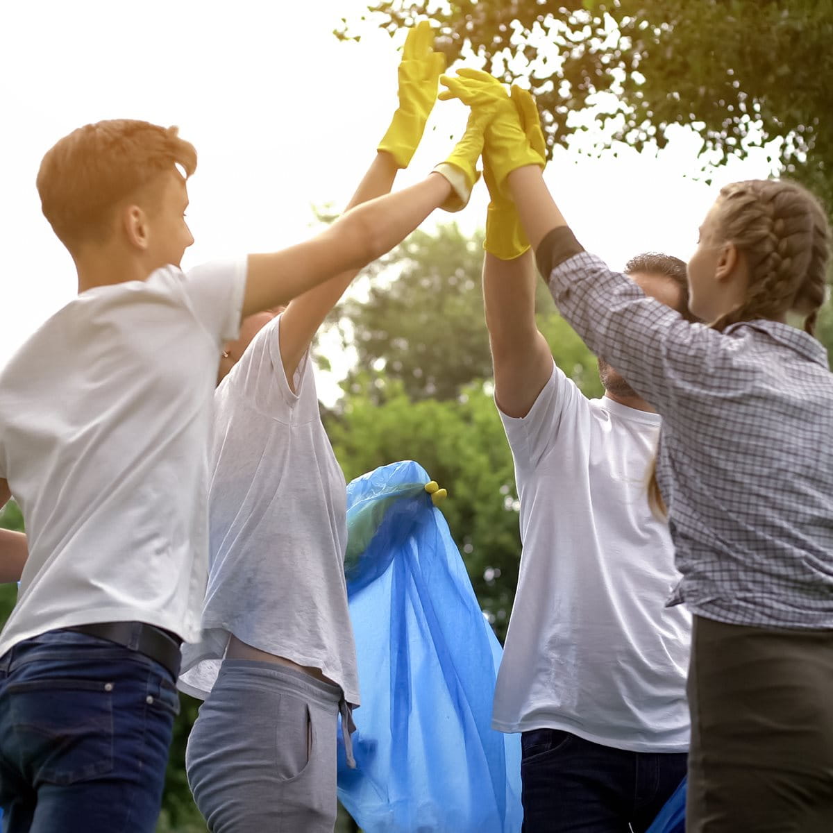 4 Personen hoch die Hände