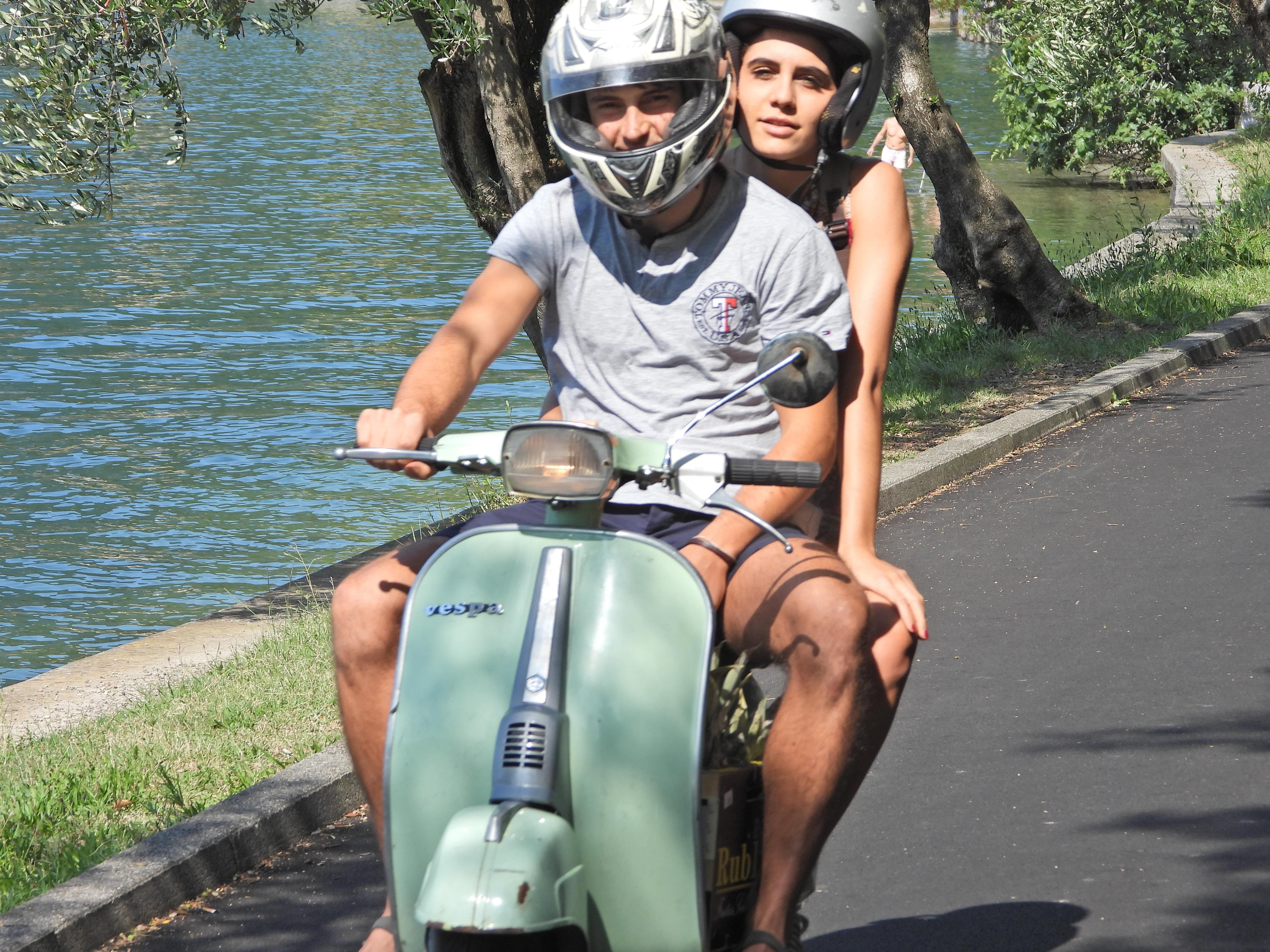 Vespafahrer am Mobile