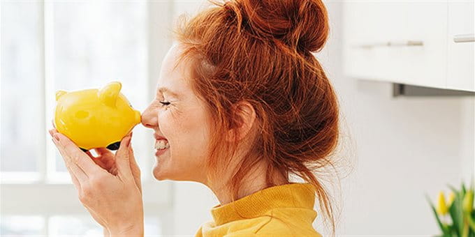 Frau mit Sparschwein Frau mit Sparschwein