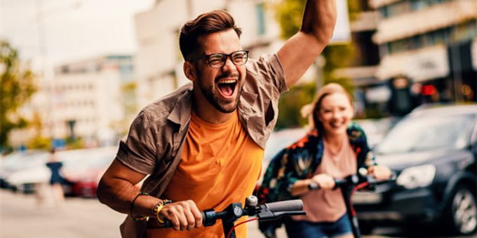 Junges Paar auf Scooter Junges Paar auf Scooter