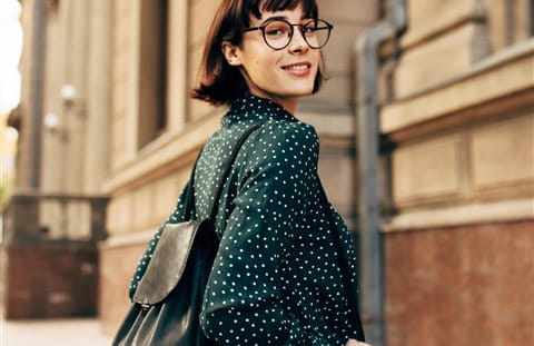 Femme avec sac à dos devant un bâtiment historique. Femme avec sac à dos devant un bâtiment historique.