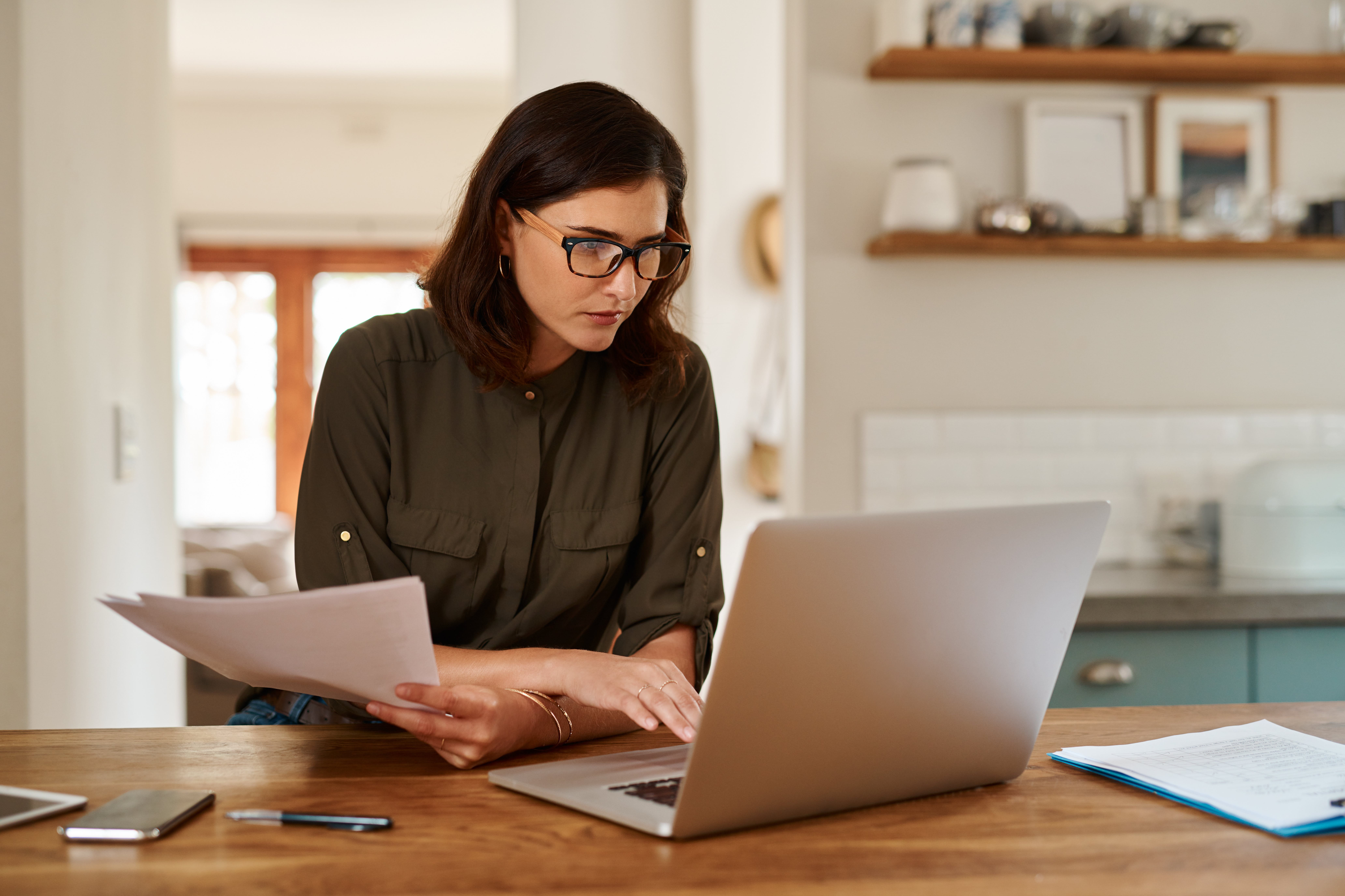 Frau arbeitet am Laptop