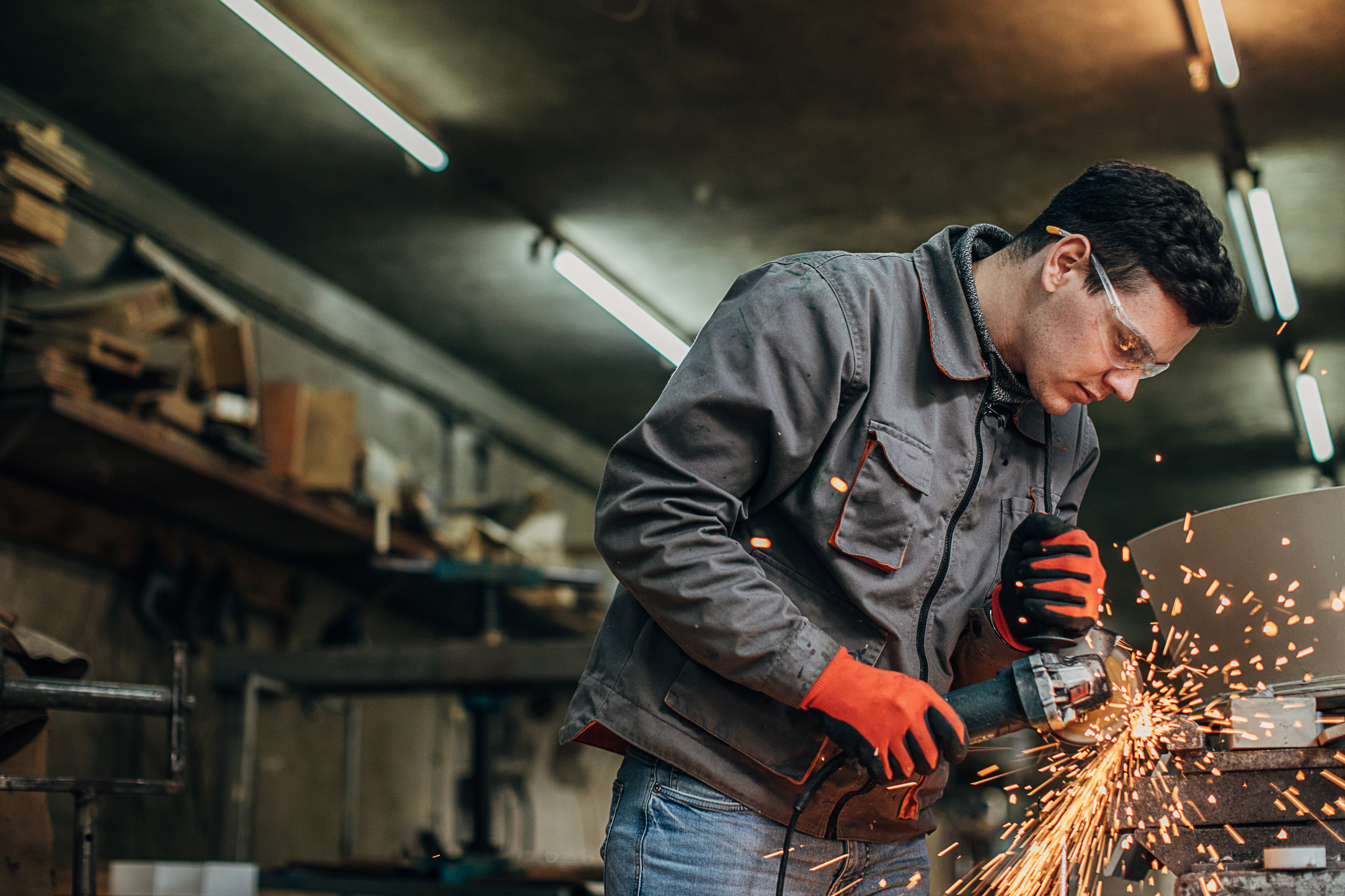 Mann arbeitet auf dem Bau