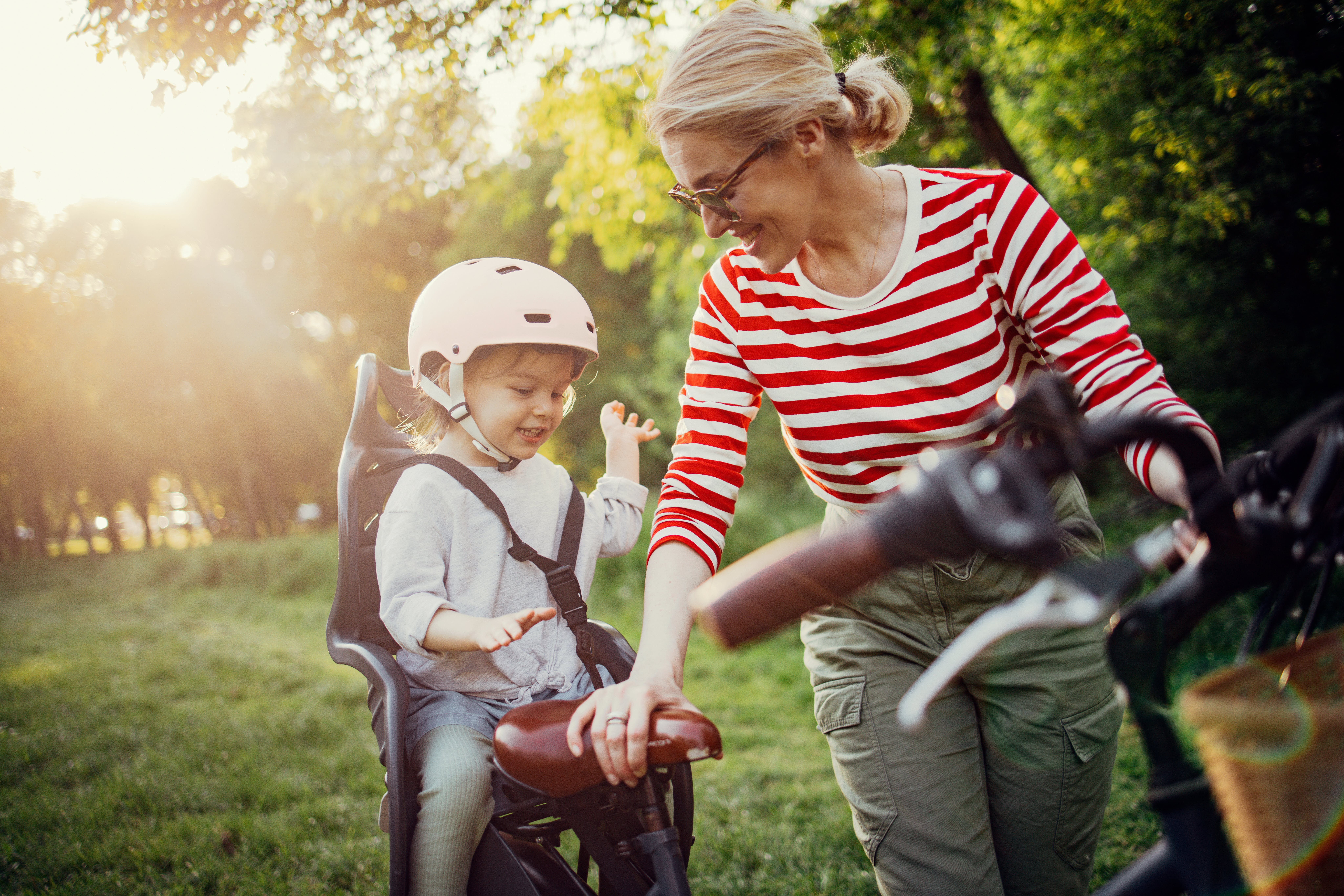 Mutter fährt mit ihrem Kind Fahrrad