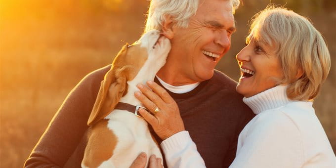 Couple heureux avec un chien Couple heureux avec un chien