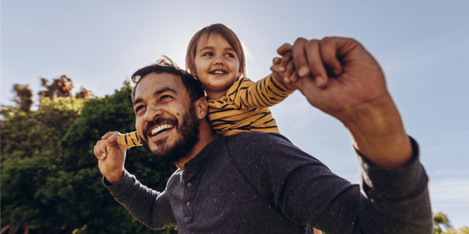 Adulte porte un enfant sur les épaules dehors. Adulte porte un enfant sur les épaules dehors.