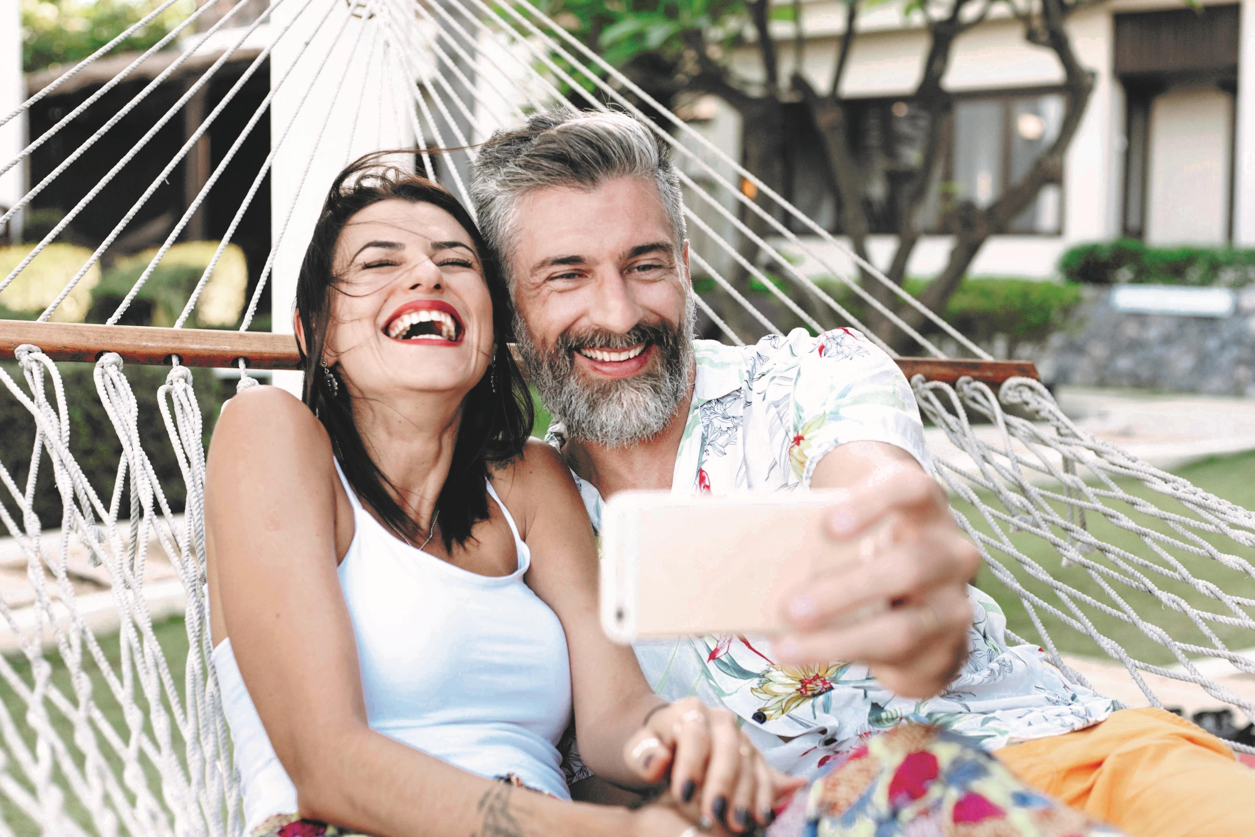 Glückliches Paar in Hängematte