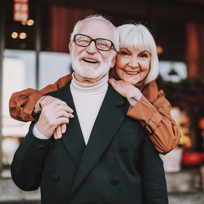 felice coppia anziana