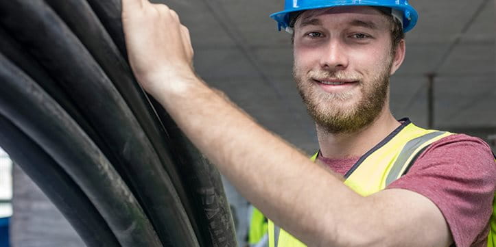Ouvrier du bâtiment souriant Ouvrier du bâtiment souriant