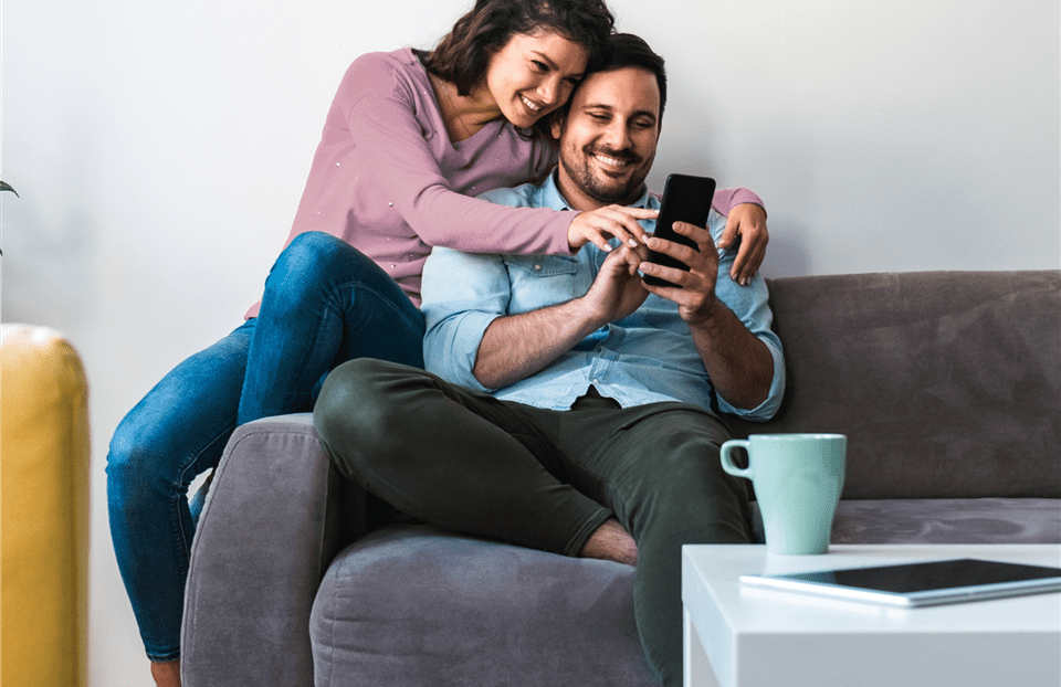 Homme et femme au téléphone Homme et femme au téléphone