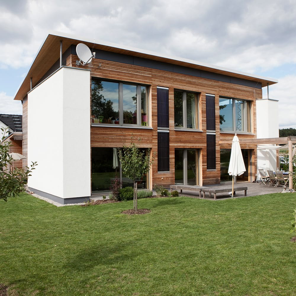 Modernes Gebäude mit grüner Wiese