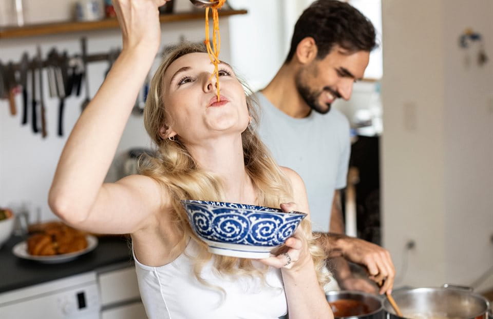 Una coppia cucina in cucina Una coppia cucina in cucina