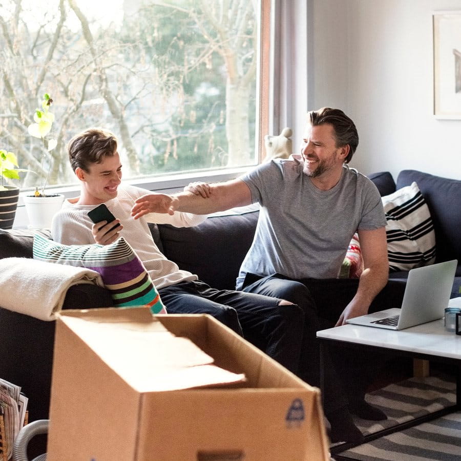 Una coppia con un cane nel suo appartamento in affitto