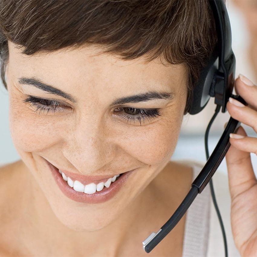 Eine Frau mit Headset. Eine Frau mit Headset.