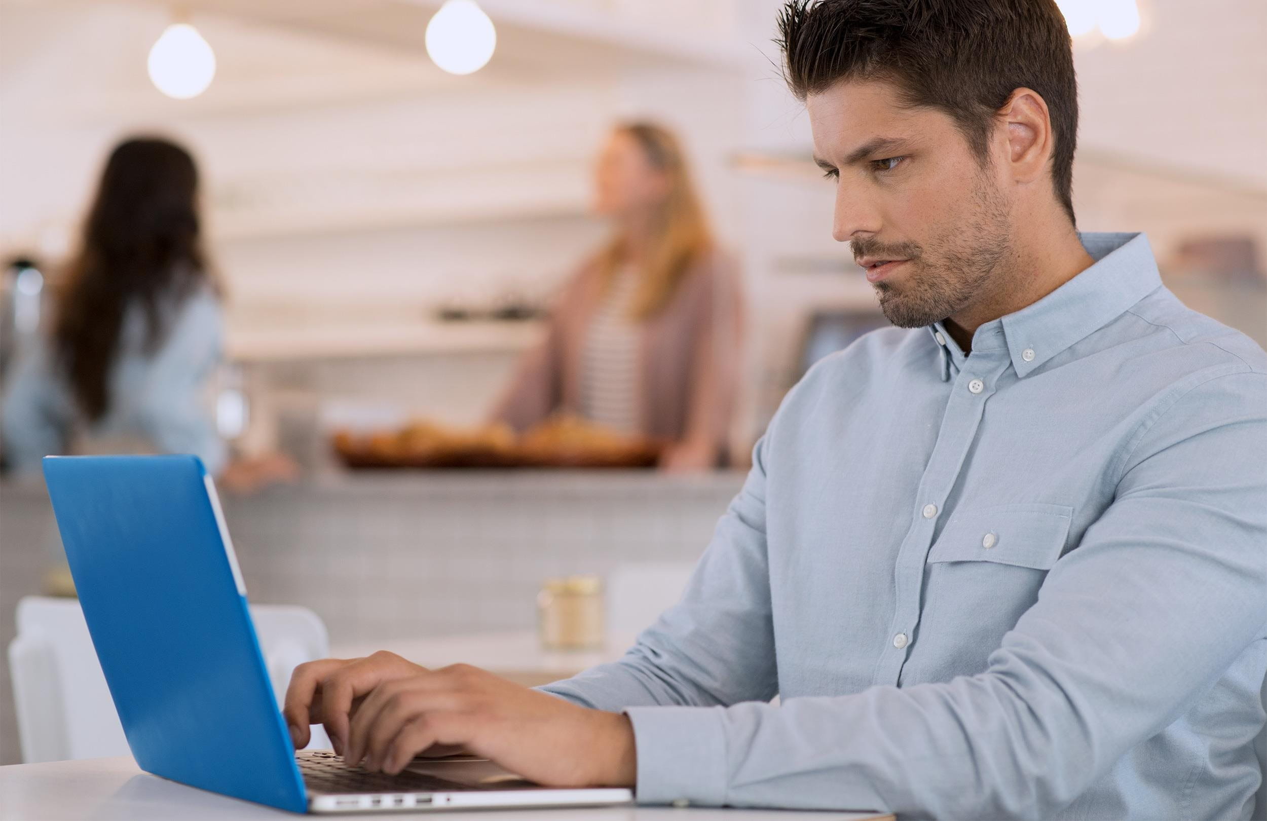 Un uomo compila una e-fattura sul suo computer portatile.