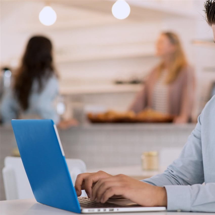 Ein Mann füllt eine E-Rechnung am Laptop aus.  Ein Mann füllt eine E-Rechnung am Laptop aus.