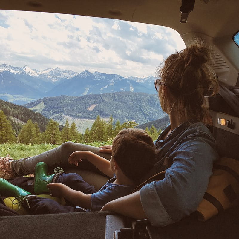 Mère et enfant en voiture