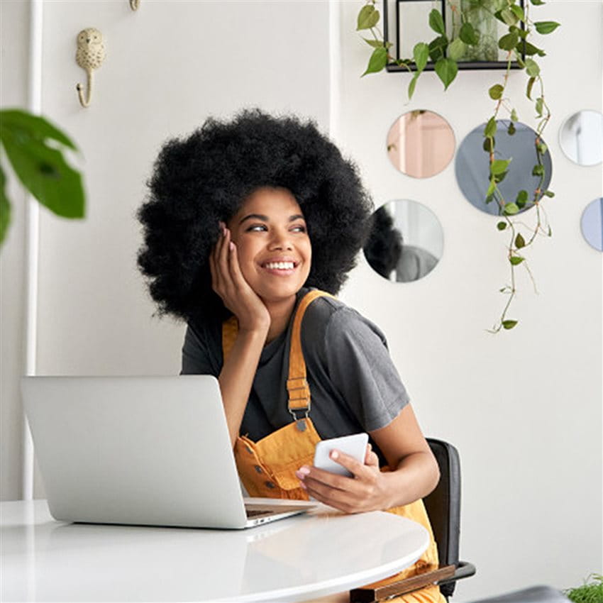 Glückliche Frau am Laptop Glückliche Frau am Laptop