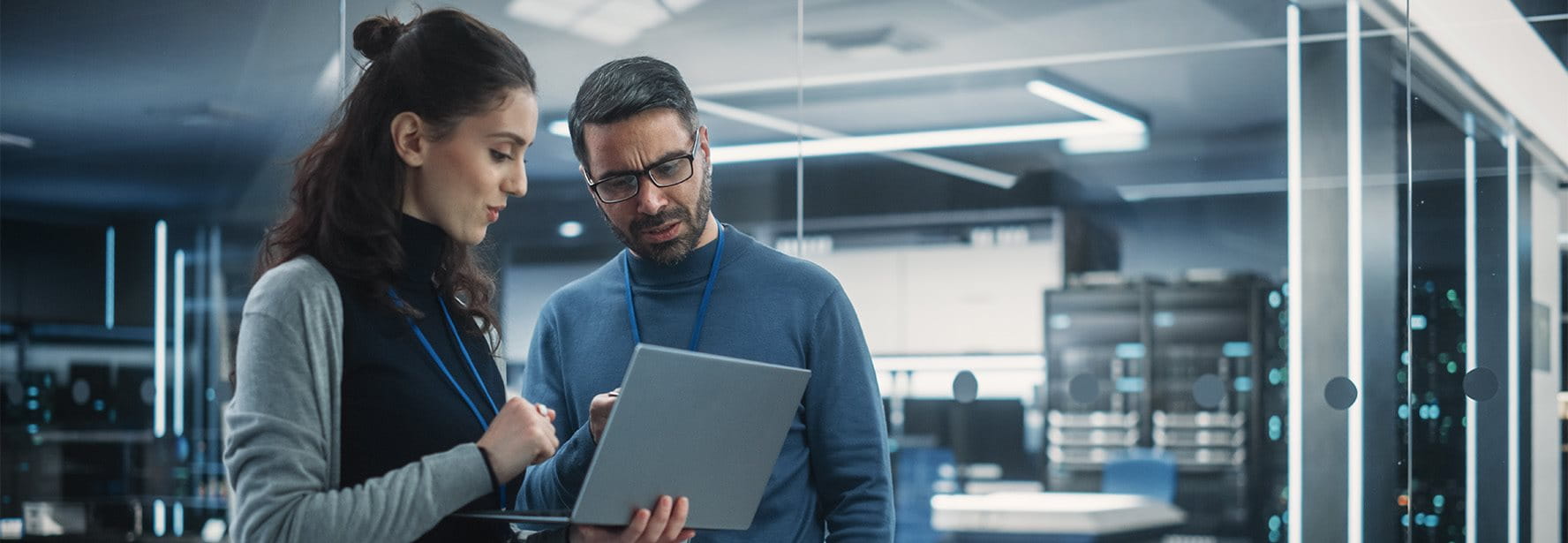 Eine Frau und ein Mann schauen gemeinsam in ein Laptop